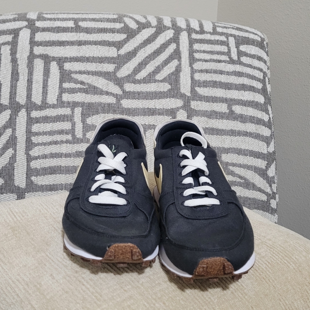 Nike Black and Cream MEN Sneakers - Picture 2 of 6